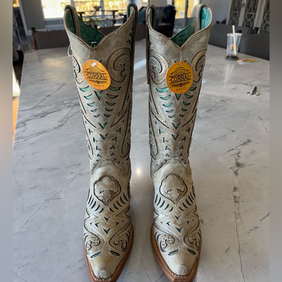 Womens sz. 9.5 corral boots - Picture 3 of 7